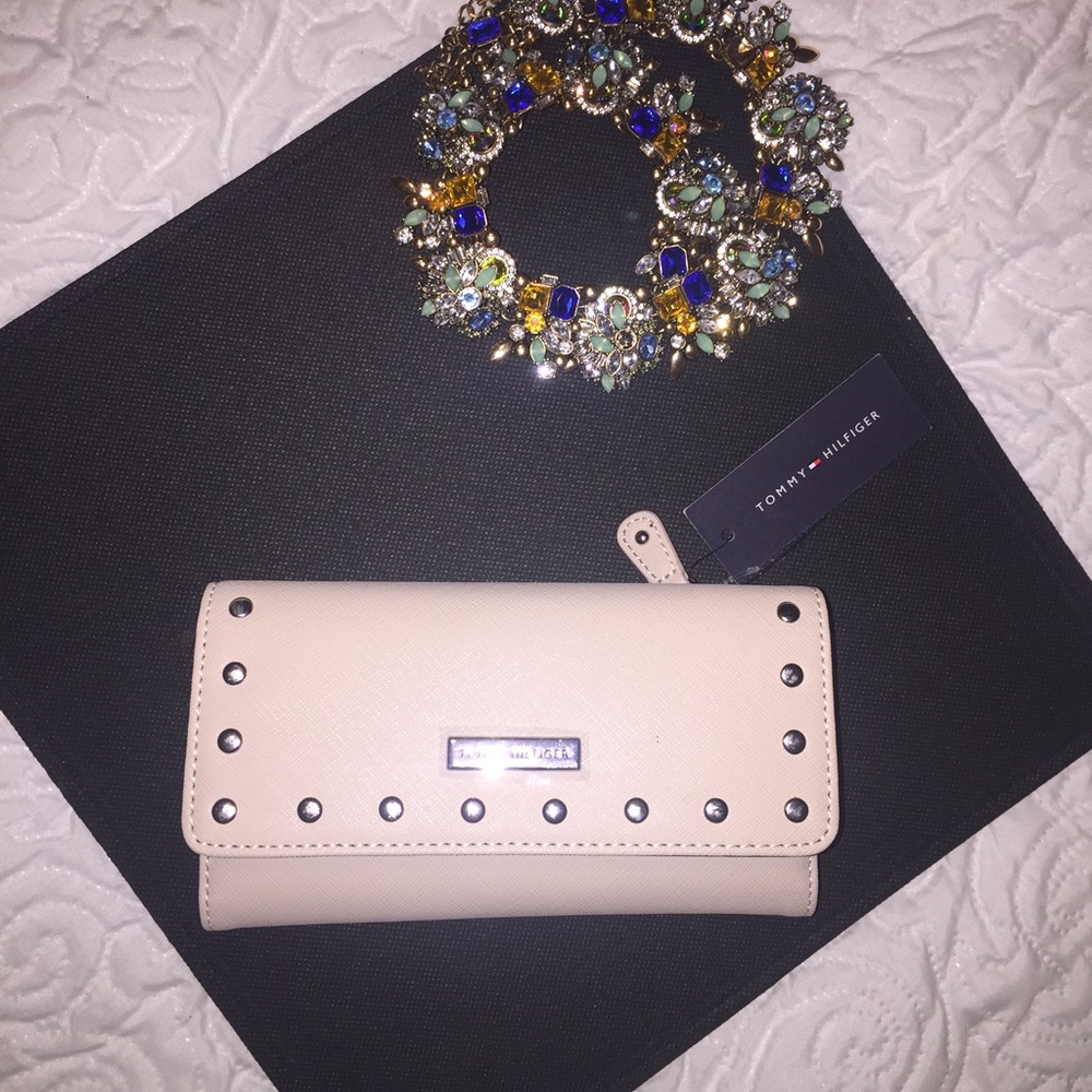 Tommy Hilfiger wristlet/wallet