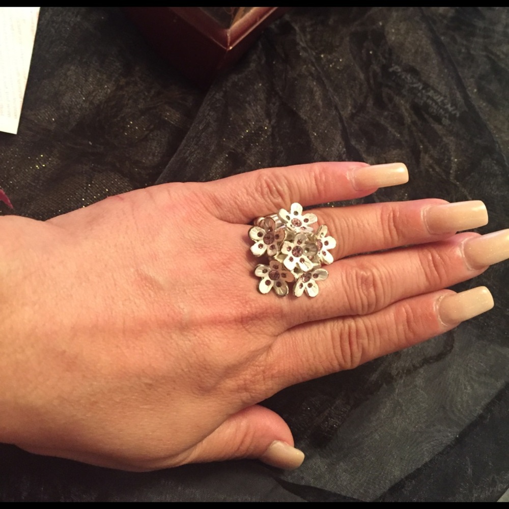 Pre owned fashion flower ring .
