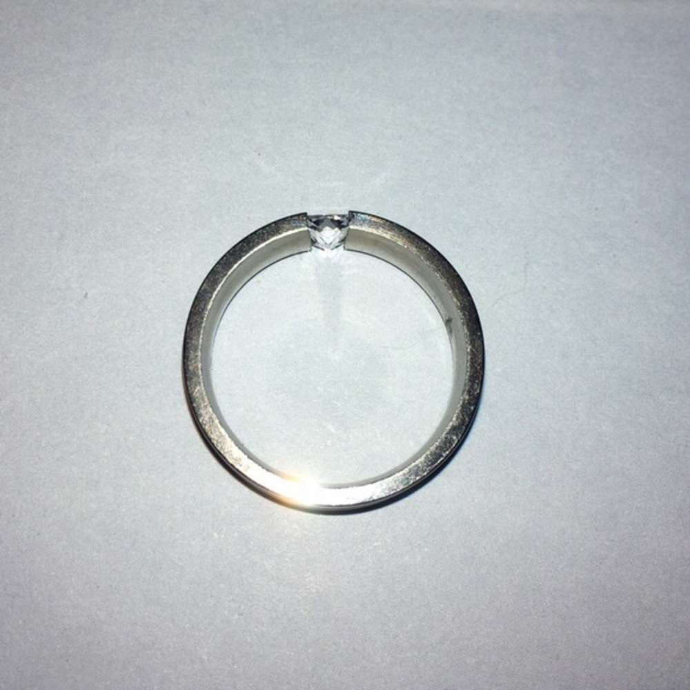 Sz10 tension ring with emerald-cut CZ