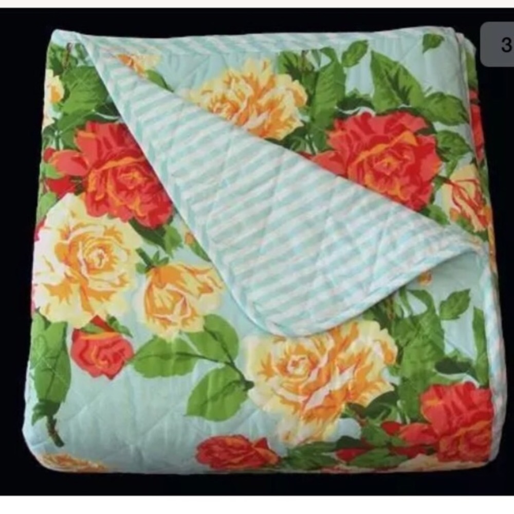 πBetsey Johnson 2-Piece Quilt Set Floral Bouquet - Picture 3 of 6