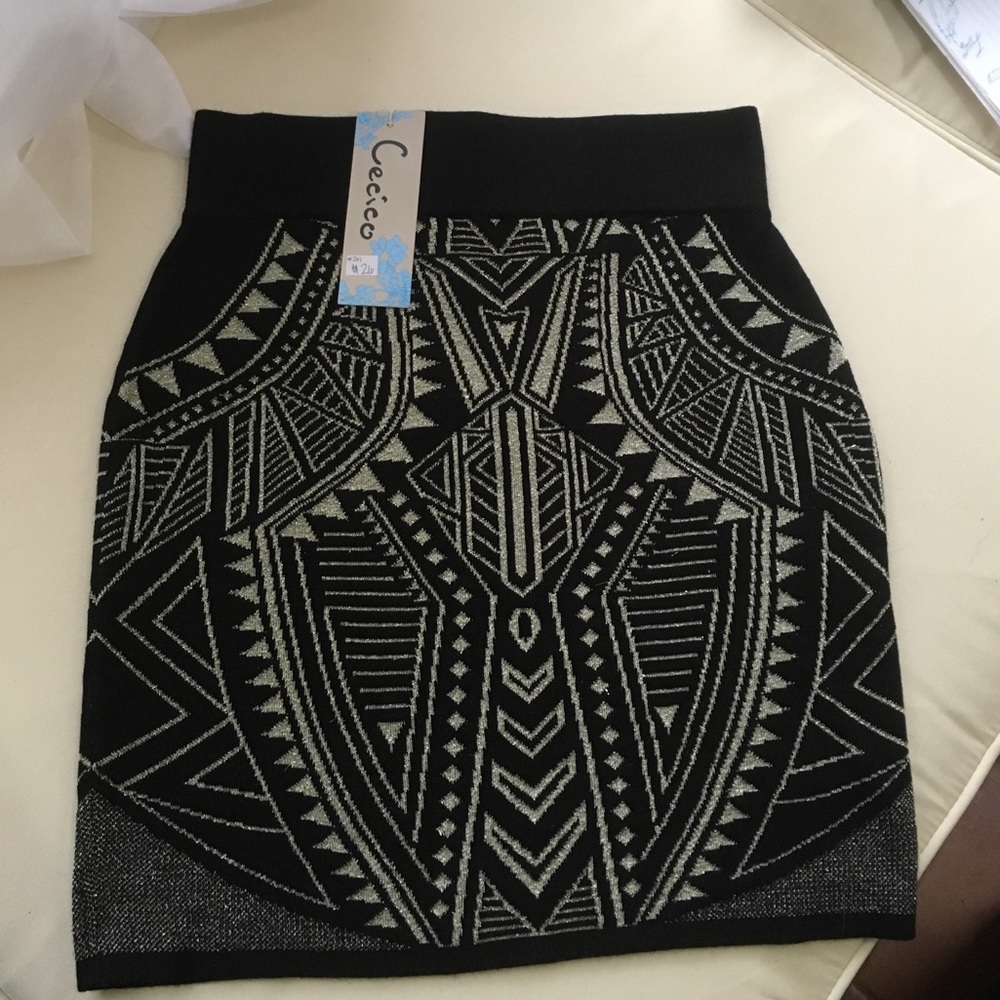 🌈 NWT. Black and gold skirt