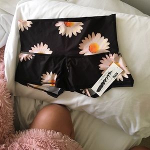 Teeki yoga shorts