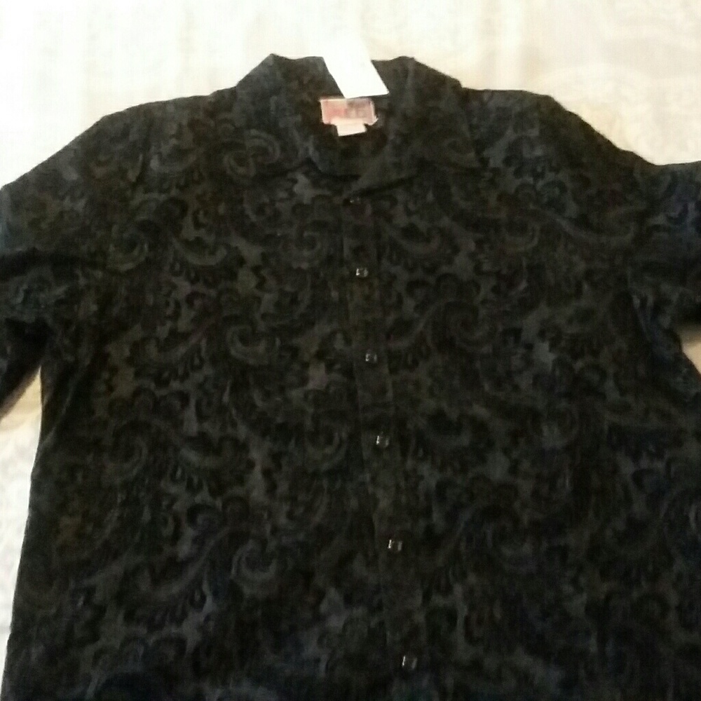 Super chic button down shirt with tag
