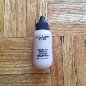 Mac Face and Body Foundation in Shade C1
