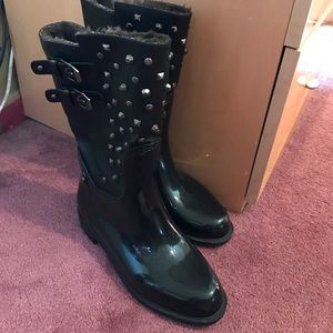 Studded rain boots with fur lining