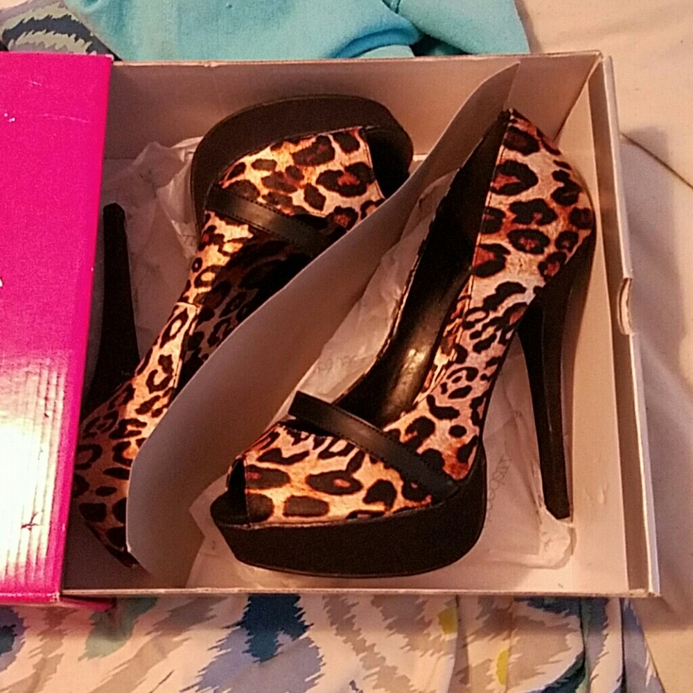 Leopard print heels NEW