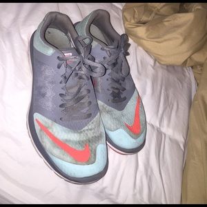 teal blue nike tennis shoe