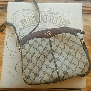 Small Gucci shoulder bag.