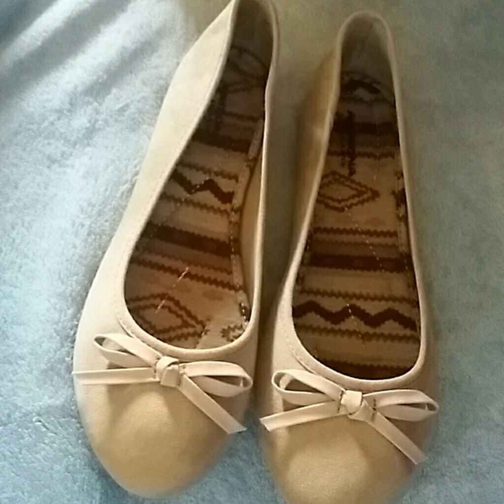 NWT ARIZONA "CLARKS" FLAT size 7.5