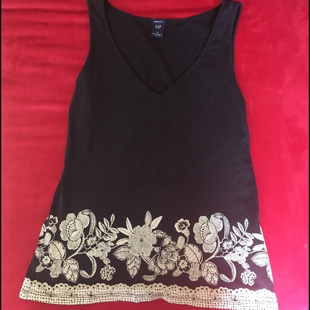 Gap stretch V neck shirt with flower print