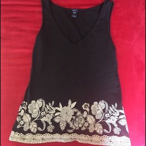 Gap stretch V neck shirt with flower print