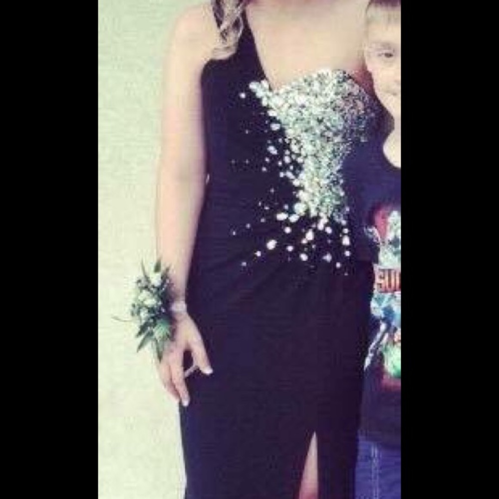 Black one strap prom dress.