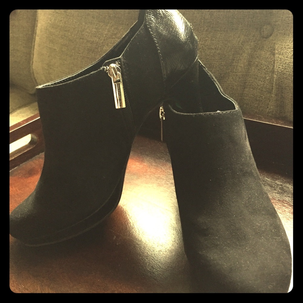 Bandolio black ankle bootie