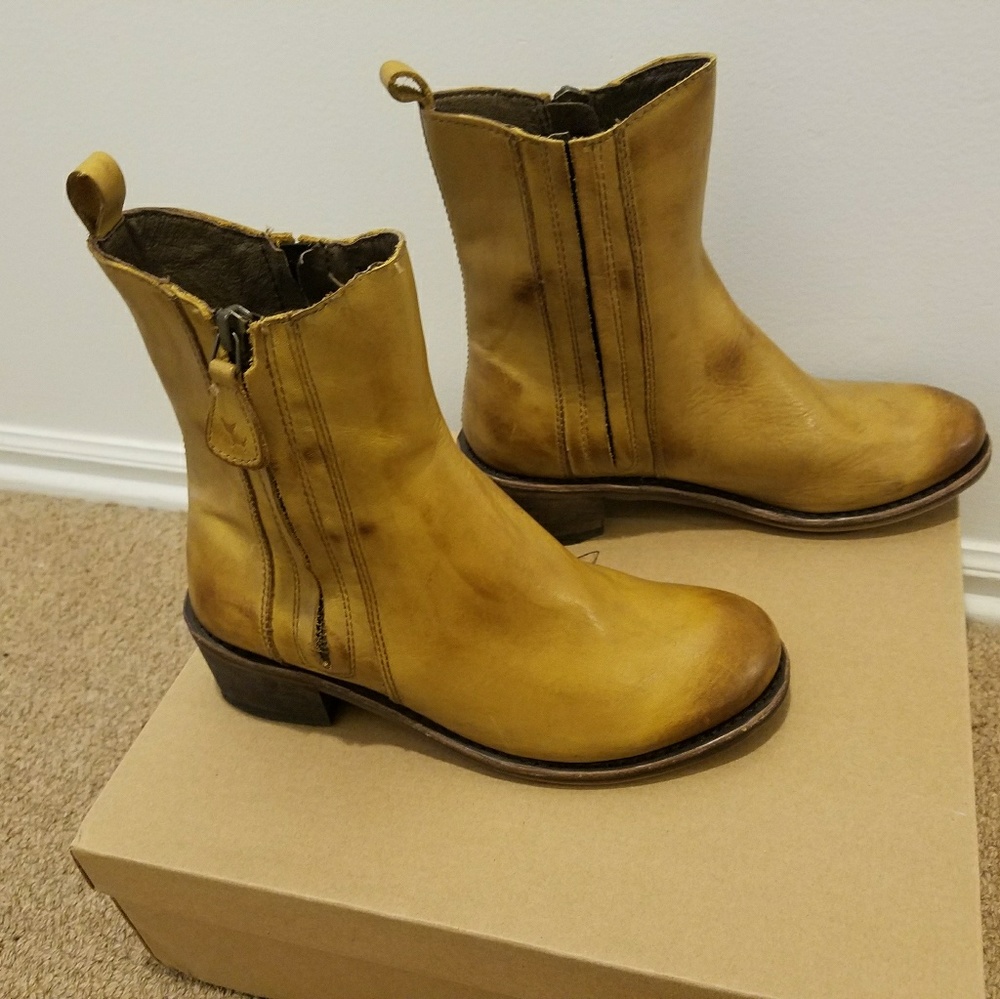 Gee'WaWa yellow leather boots
