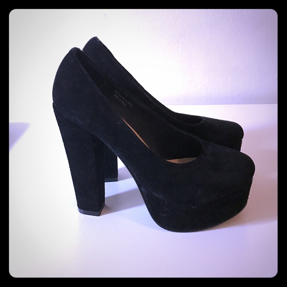 Kimchi Blue Black Suede Platform Pumps. Size 7