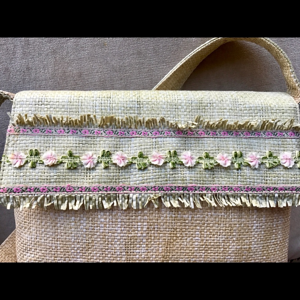💓🥂HOST PICK 🥂💓 Floral straw handbag