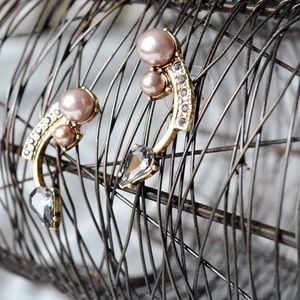 Vintage Inspired Curved Pearl Earrings ⚪️✨