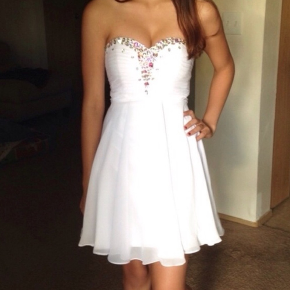 Strapless white sweetheart dress(homecoming)
