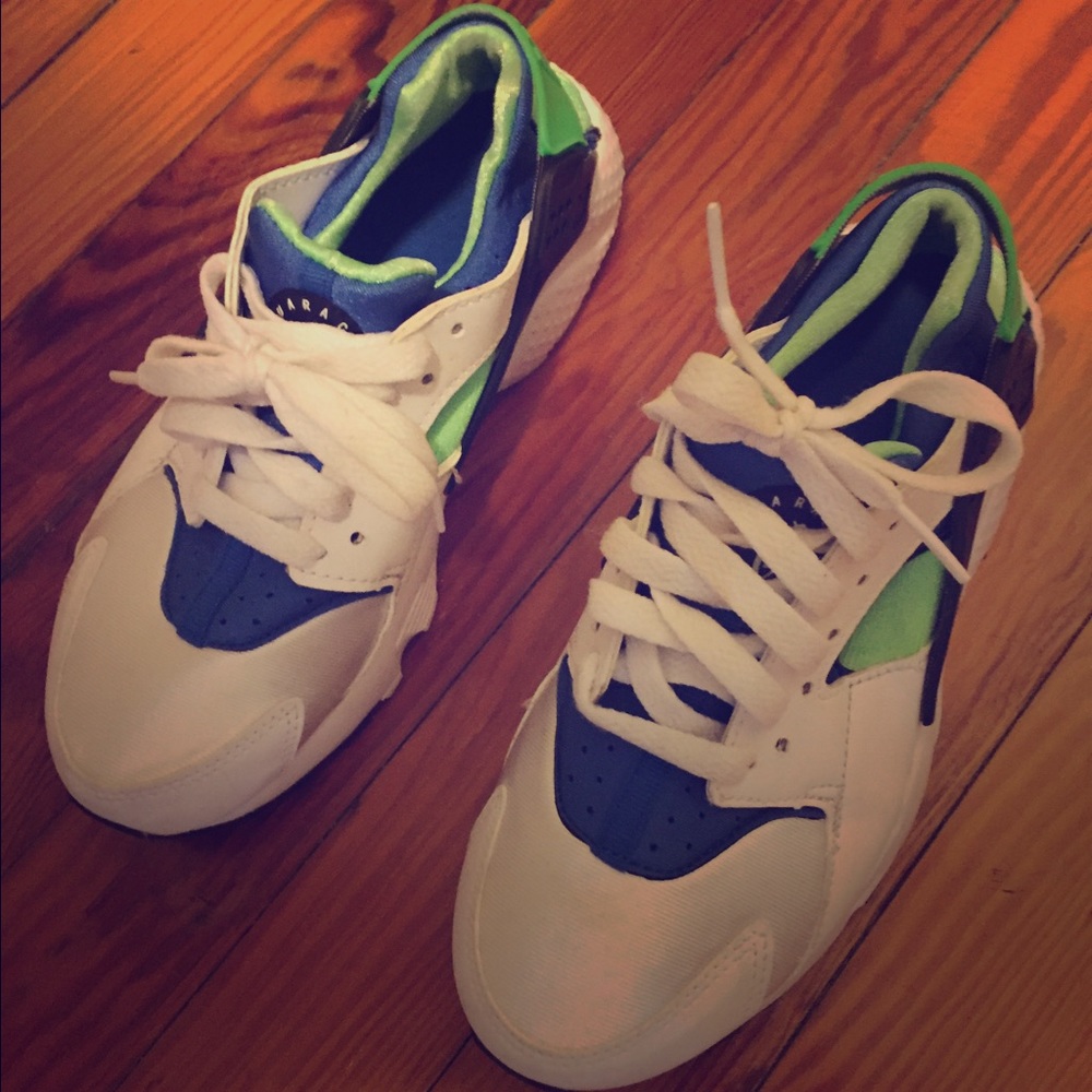 Barely worn huaraches size 4.5 youth