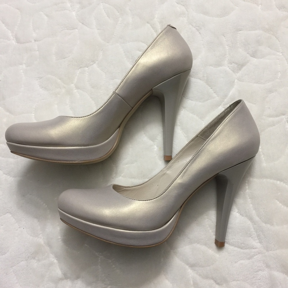 Beige diamond gold pearl pumps
