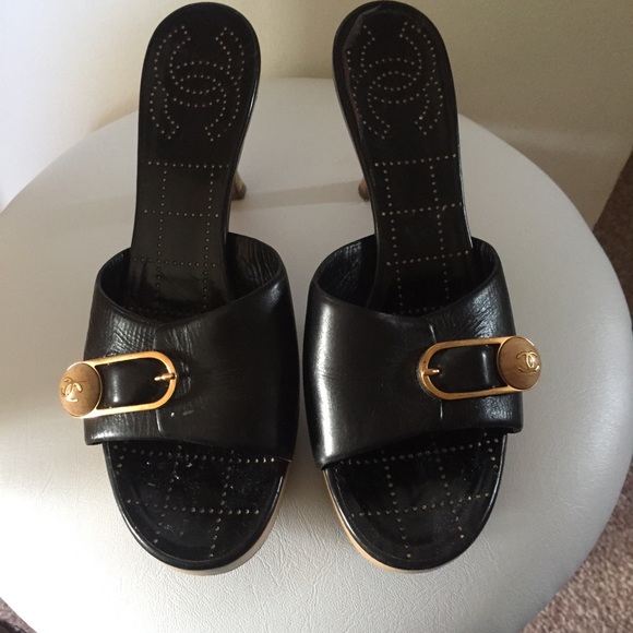 Chanel Black and gold sandals - Picture 2 of 3
