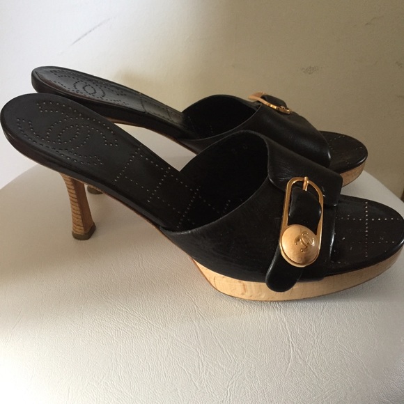 Chanel Black and gold sandals - Picture 3 of 3