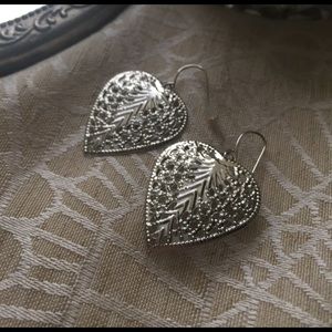 NWOT  leaf 🍃 style earrings , very pretty!