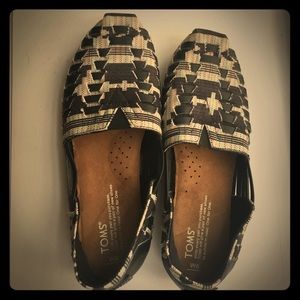 TOMS  black and white huaraches