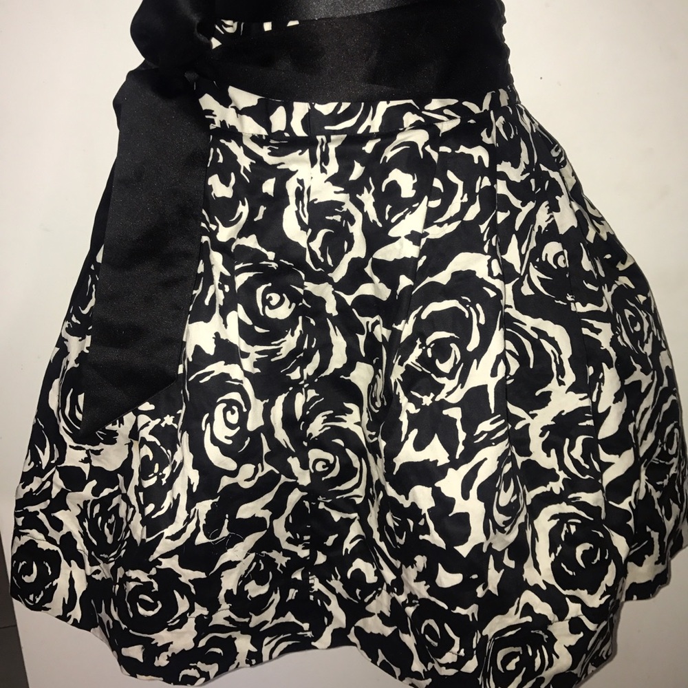 F21 Cream & Black rose print woman's  tulle skirt. - Picture 2 of 4