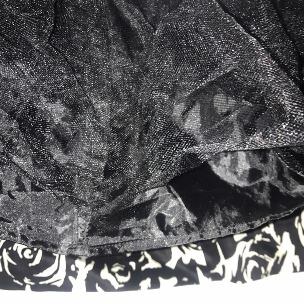 F21 Cream & Black rose print woman's  tulle skirt. - Picture 3 of 4