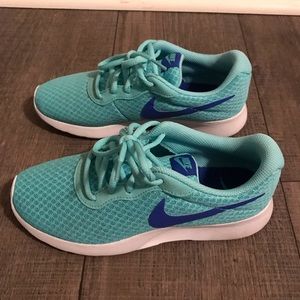 Size 6 Teal & royal blue Women's Nike Tanjun