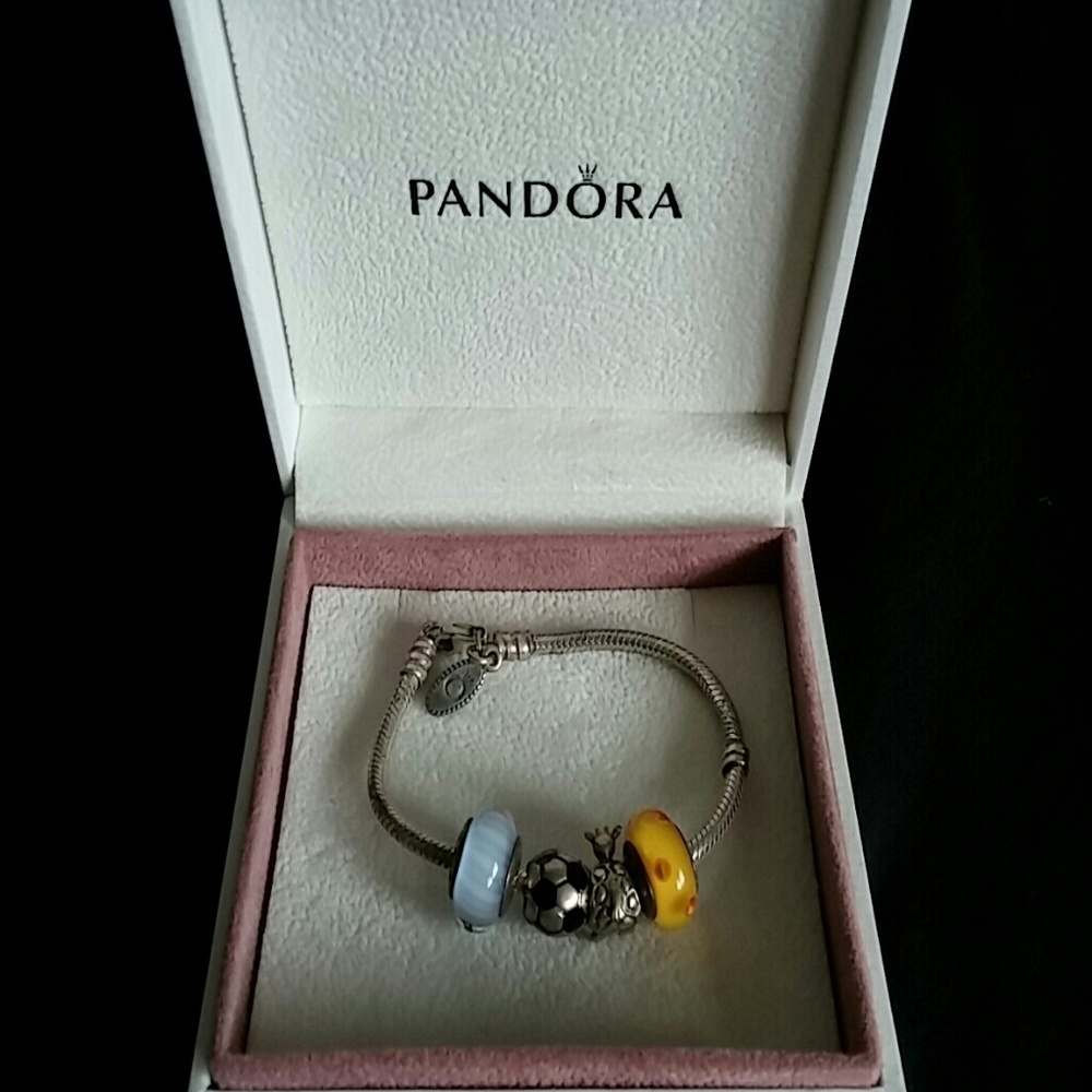 Authentic Girls Pandora braclet with 4 charms
