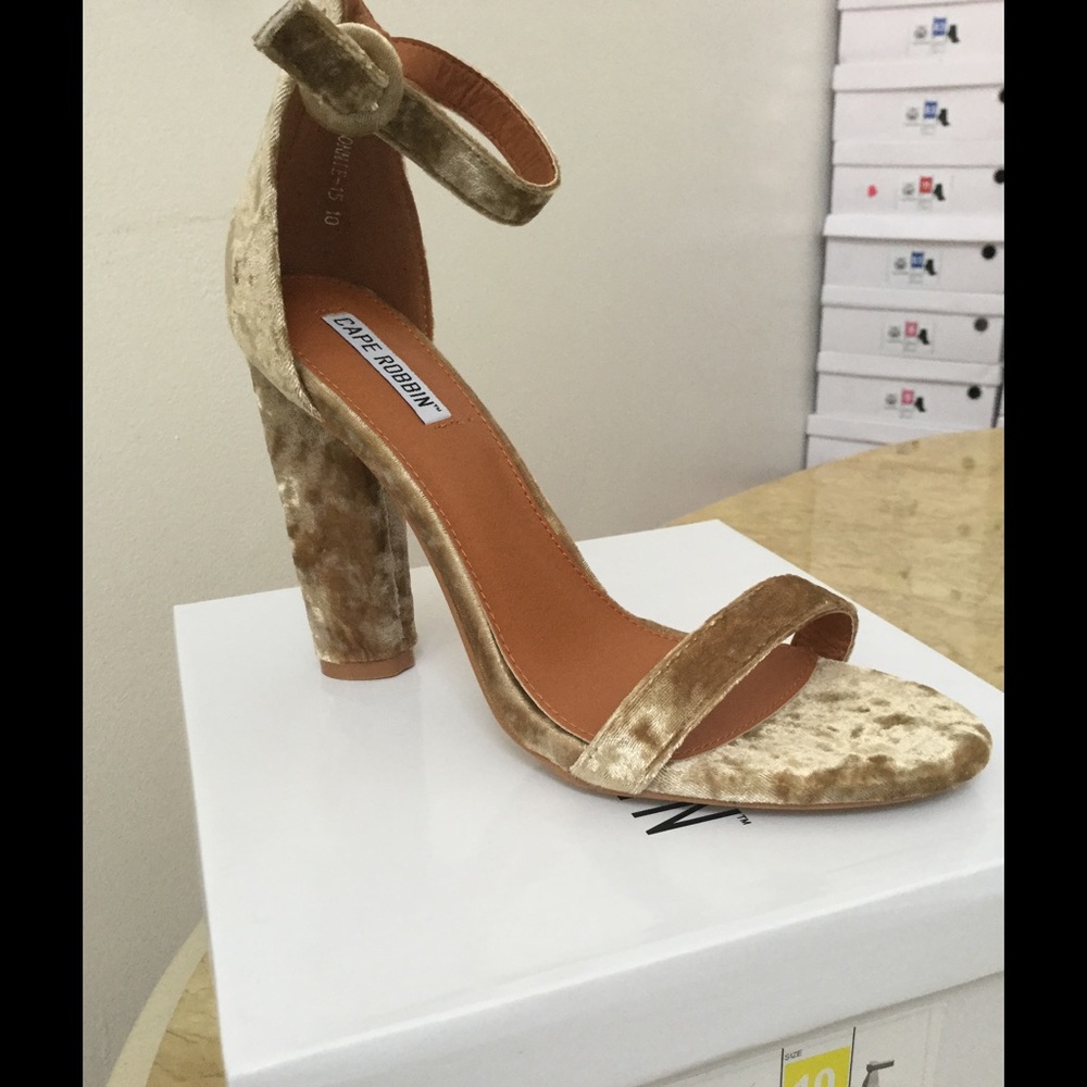 SALE! LAST ONE SIZE 10‼️ Cape Robbin Velvet heel
