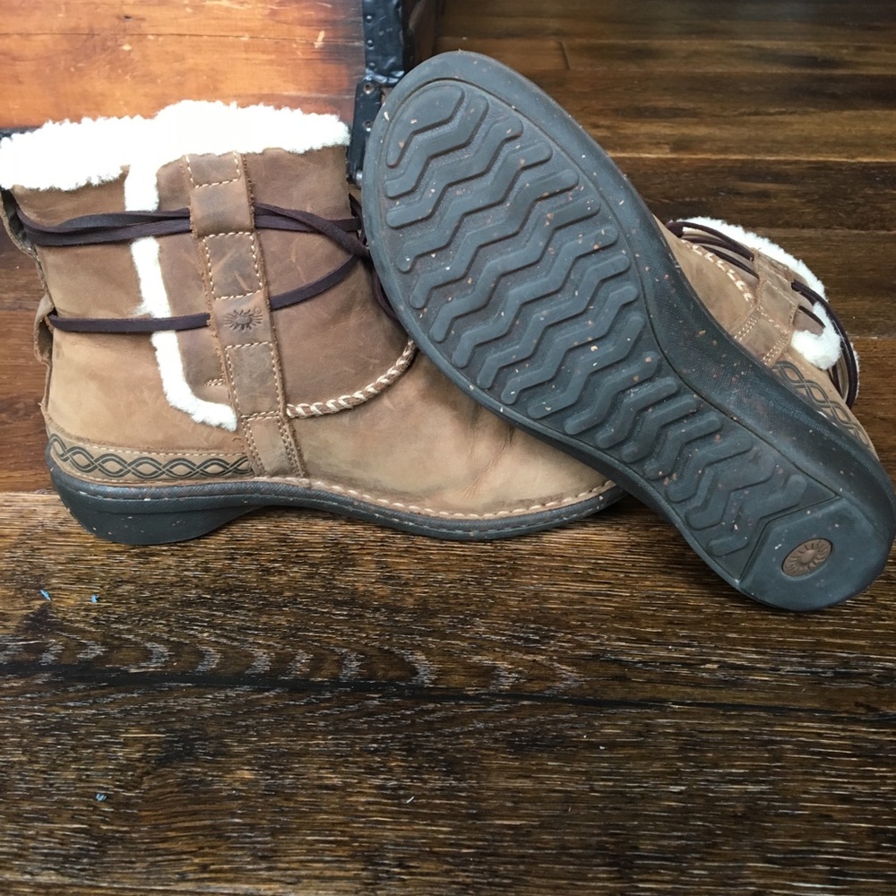 UGG Australia women's Cove Boots. Worn once. - Picture 2 of 4