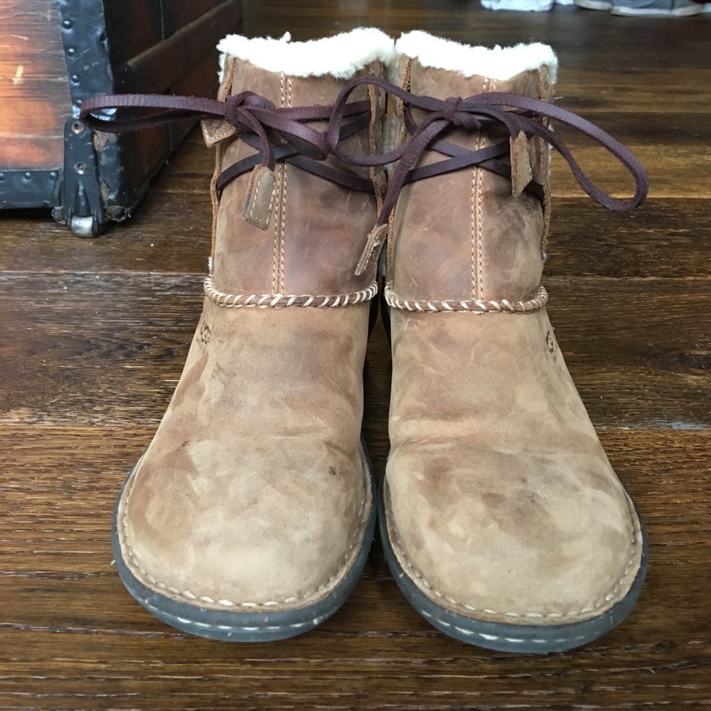 UGG Australia women's Cove Boots. Worn once. - Picture 3 of 4