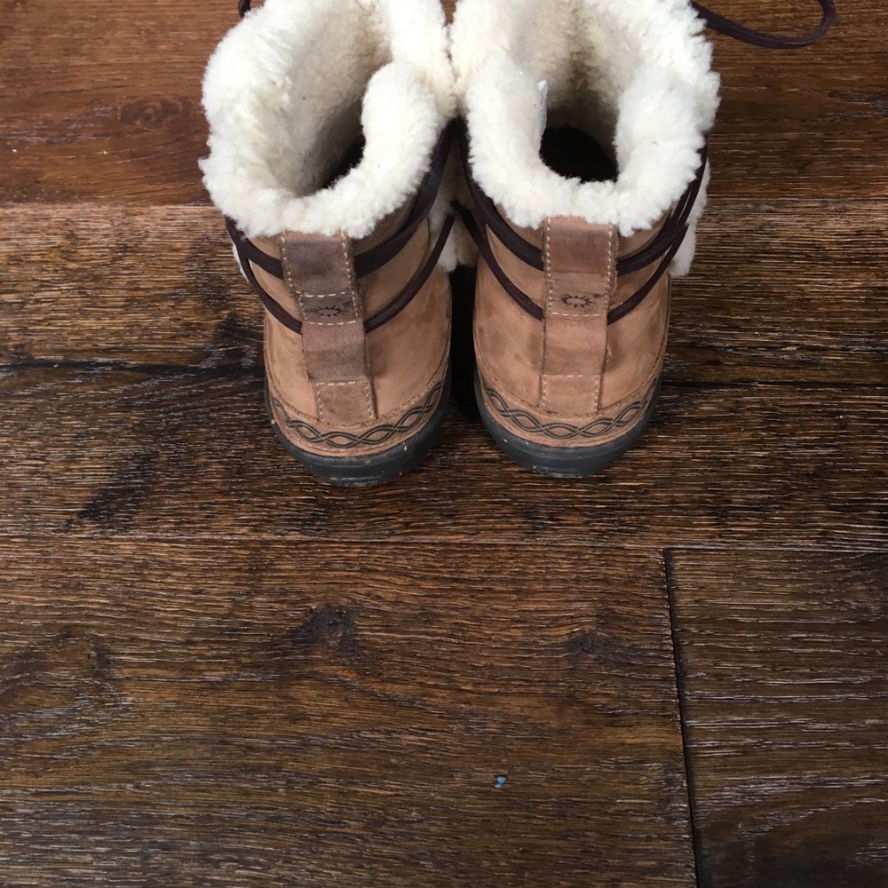 UGG Australia women's Cove Boots. Worn once. - Picture 4 of 4