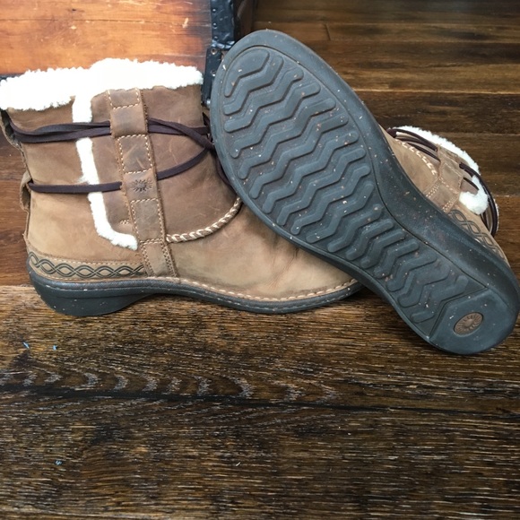 UGG Australia women's Cove Boots. Worn once. - Picture 2 of 4