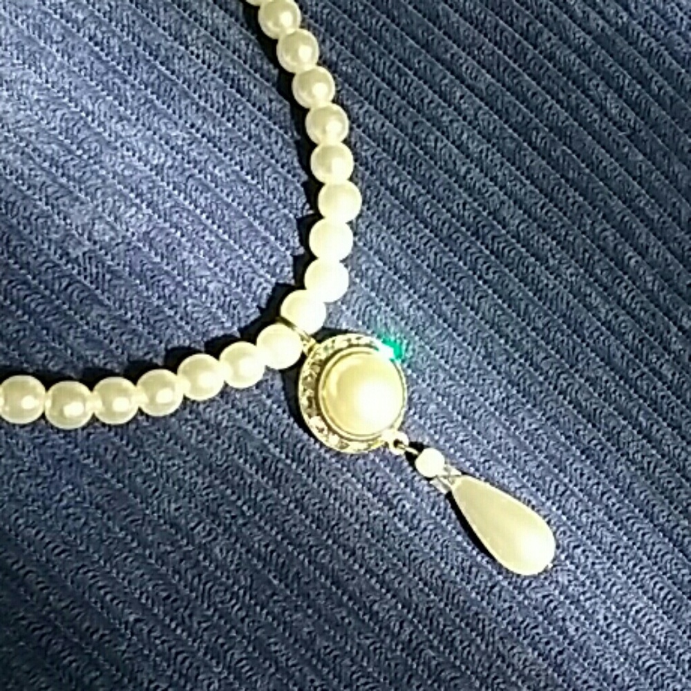Pearls & Rhinestones Beautiful Necklace - Picture 2 of 5