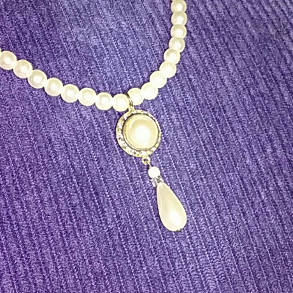 Pearls & Rhinestones Beautiful Necklace - Picture 3 of 5