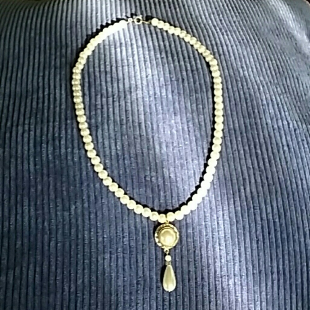 Pearls & Rhinestones Beautiful Necklace - Picture 4 of 5