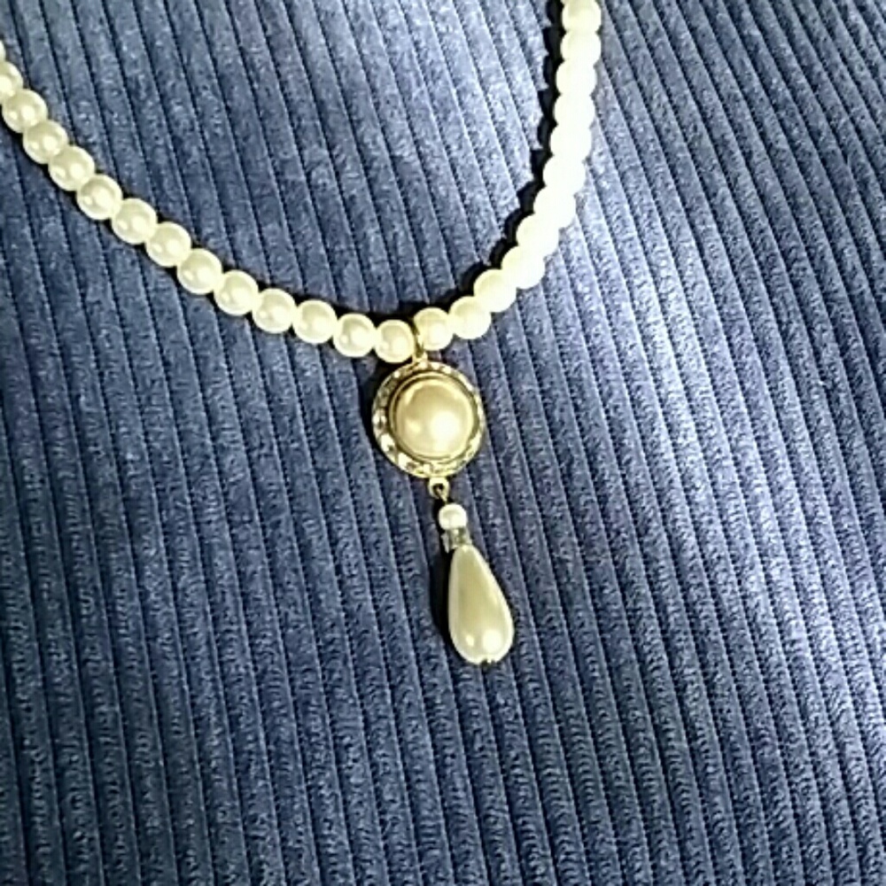 Pearls & Rhinestones Beautiful Necklace - Picture 5 of 5
