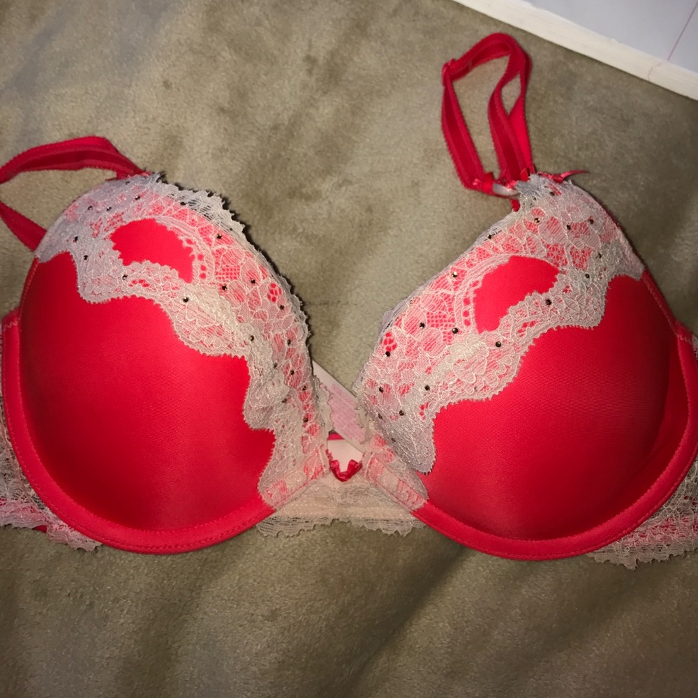 RED LACE VS BRA