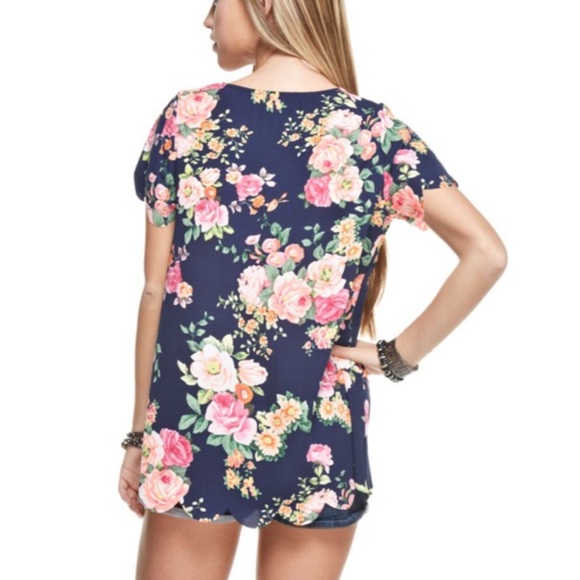 New floral print top❗️Closet Closing❗️ - Picture 5 of 6