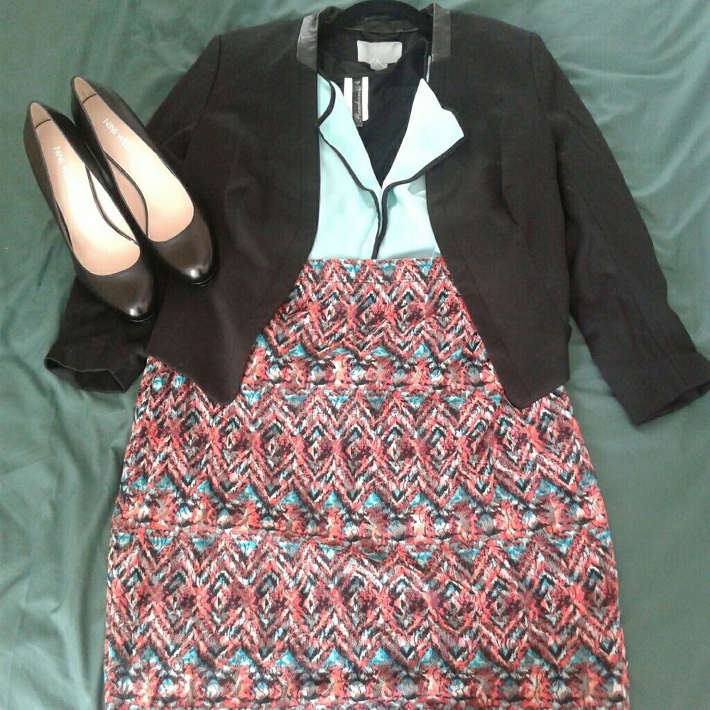 Graphic lace pencil skirt