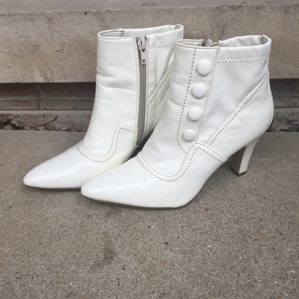 White 3" heeled boots. Size 7M.
