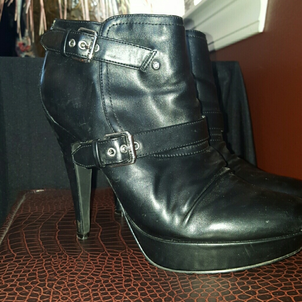 GUESS bkack boots