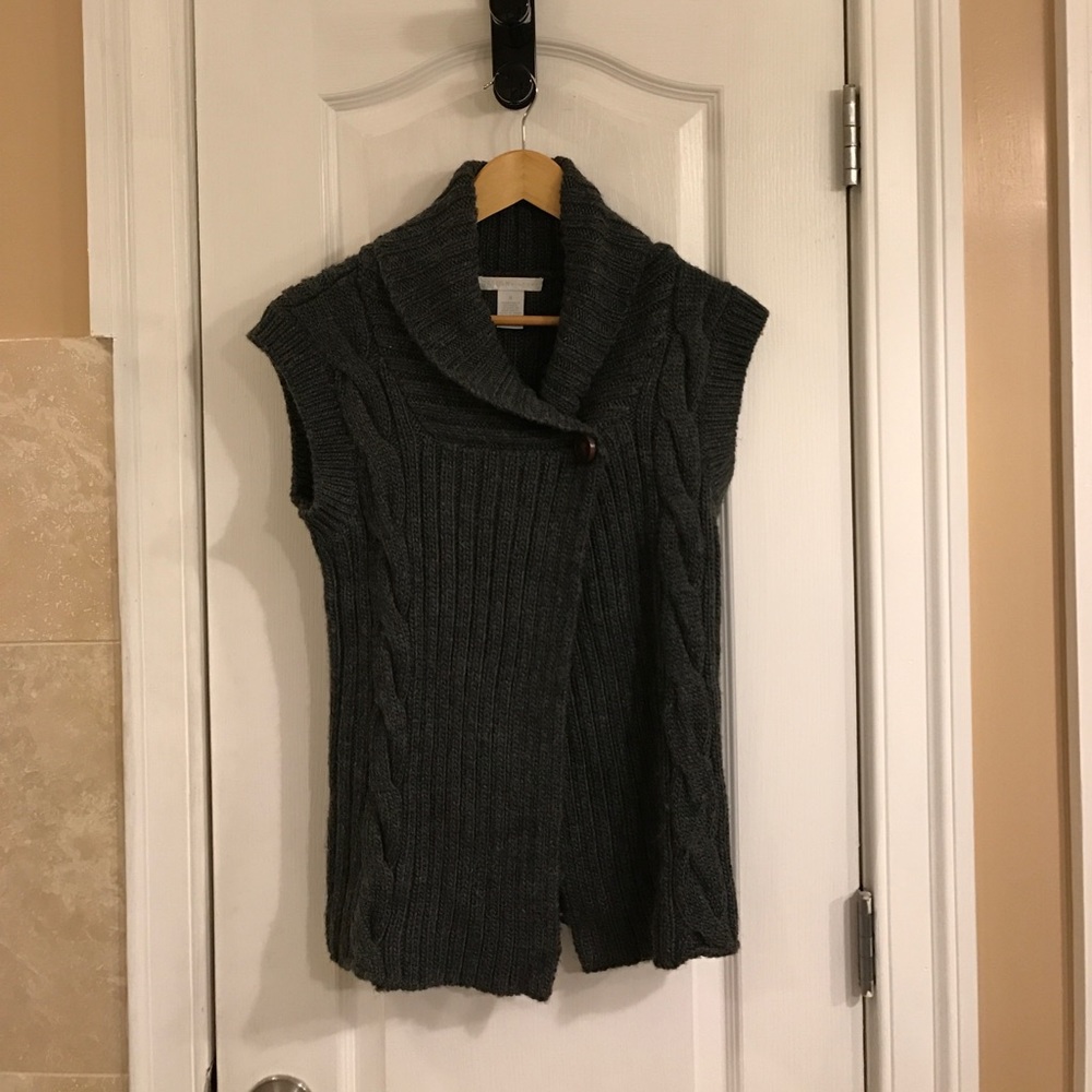 Sleeveless grey sweater
