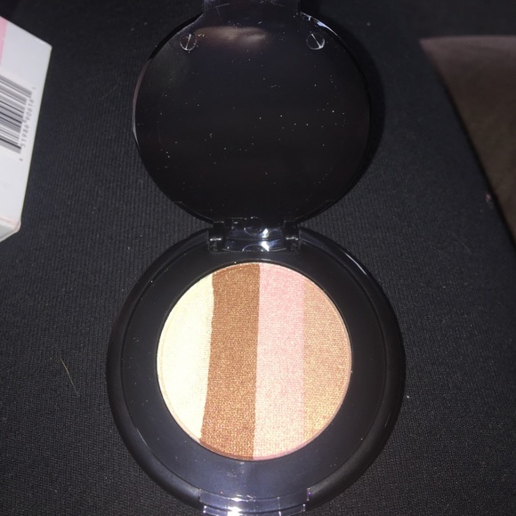 Too faced snow bunny bronzer--deluxe size - Picture 2 of 3
