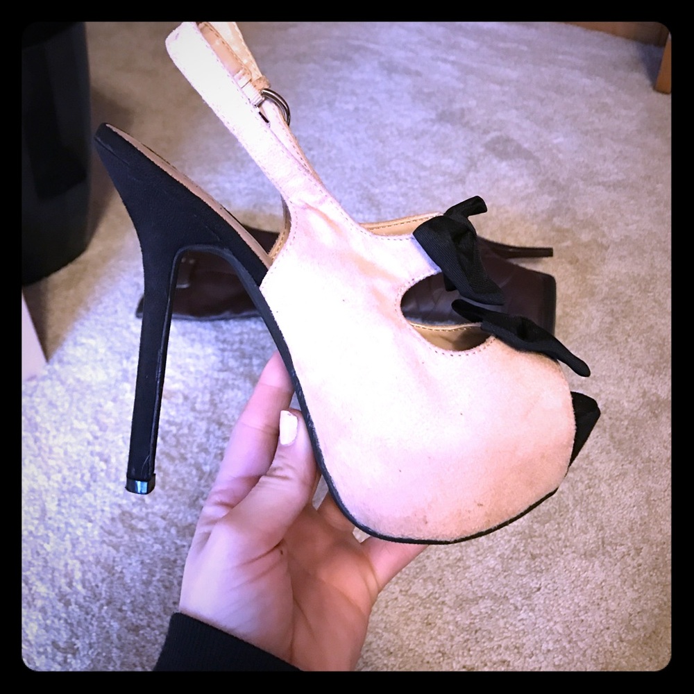 Black bow open toed pumps