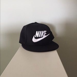 Black and white nike snap back